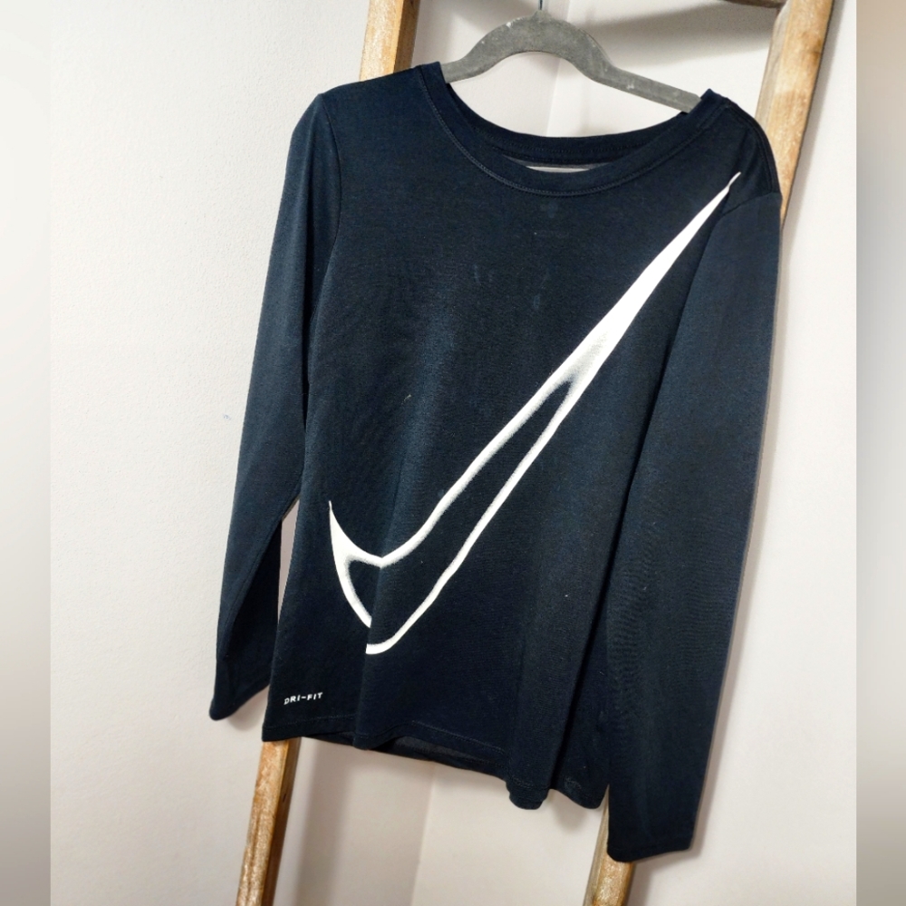 Girls "The Nike Tee" Dri-fit long sleeve t-shirt by Nike